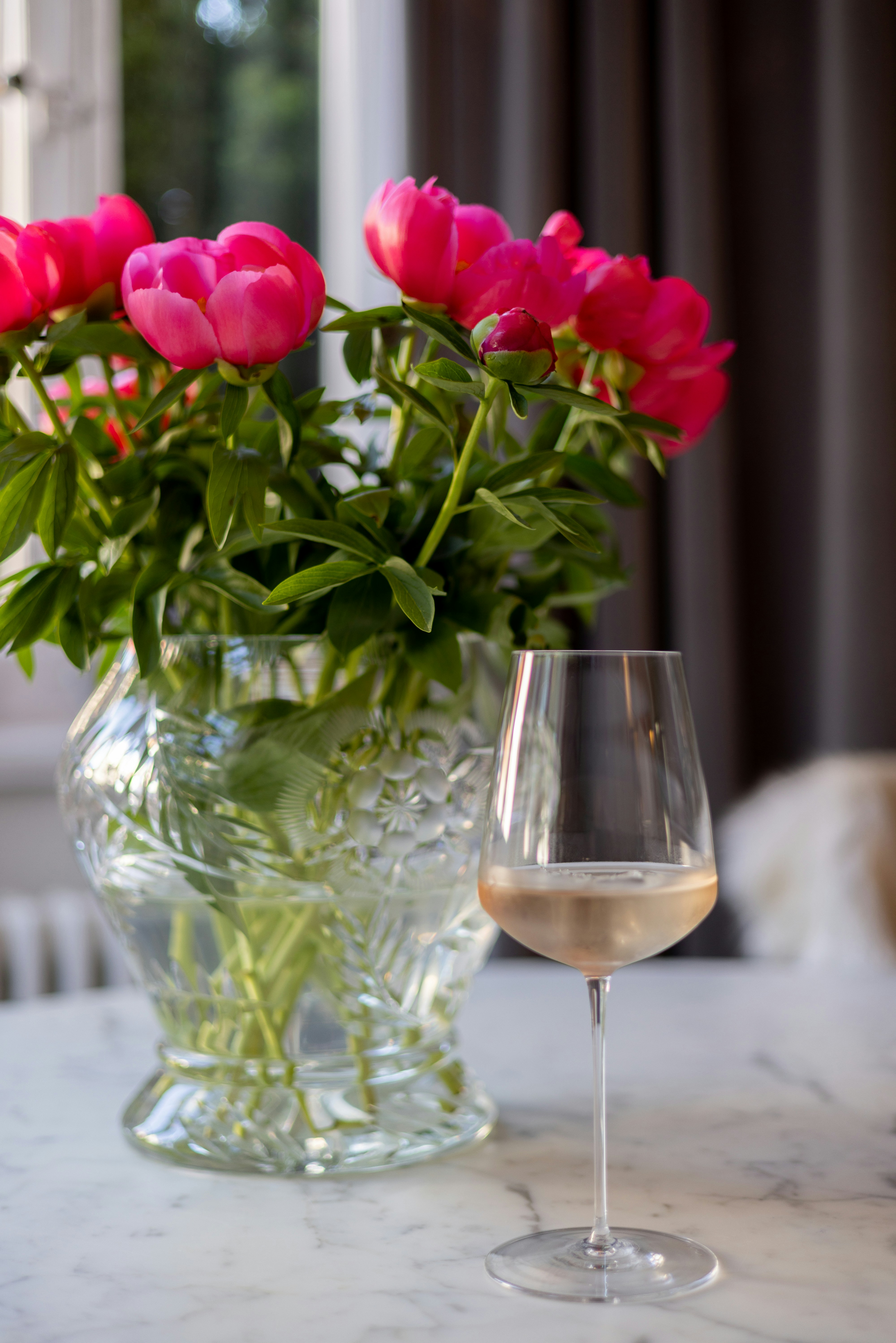 Una copa de vino y un jarrón de flores sobre una mesa foto – Imagen de Flor  gratuita en Unsplash, image size:3000x4498