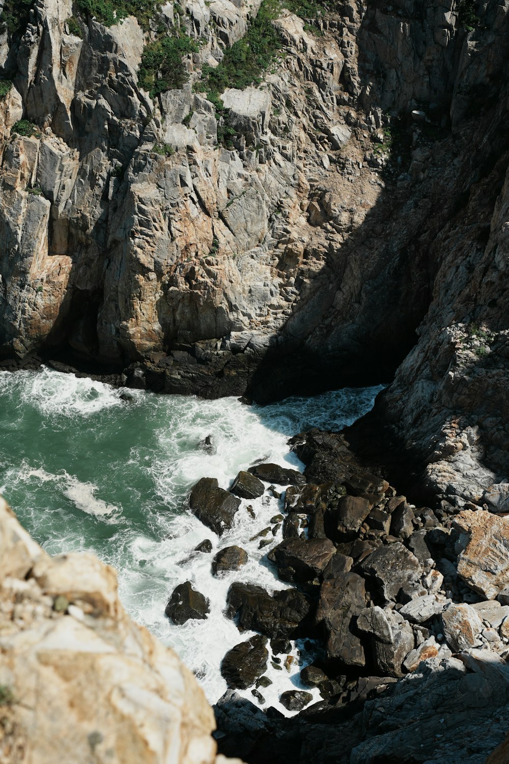 Una vista de un cuerpo de agua cerca de un acantilado rocoso