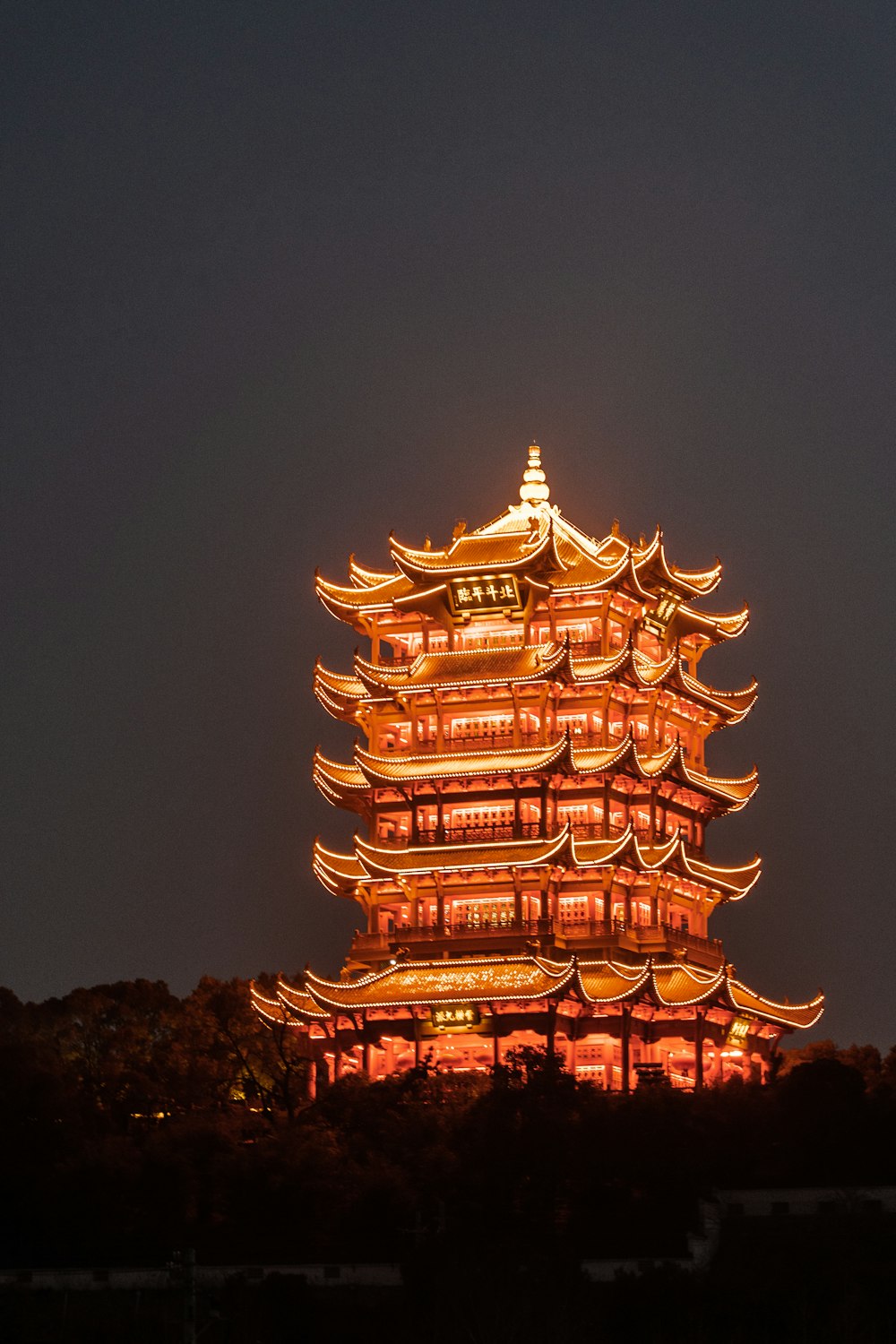 Une haute tour illuminée dans le ciel nocturne