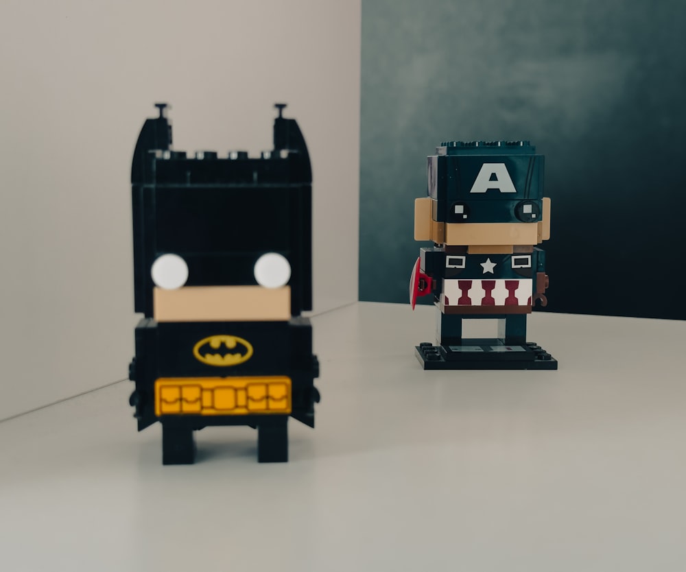 Ein Lego-Batman und ein Lego-Batman, die nebeneinander stehen