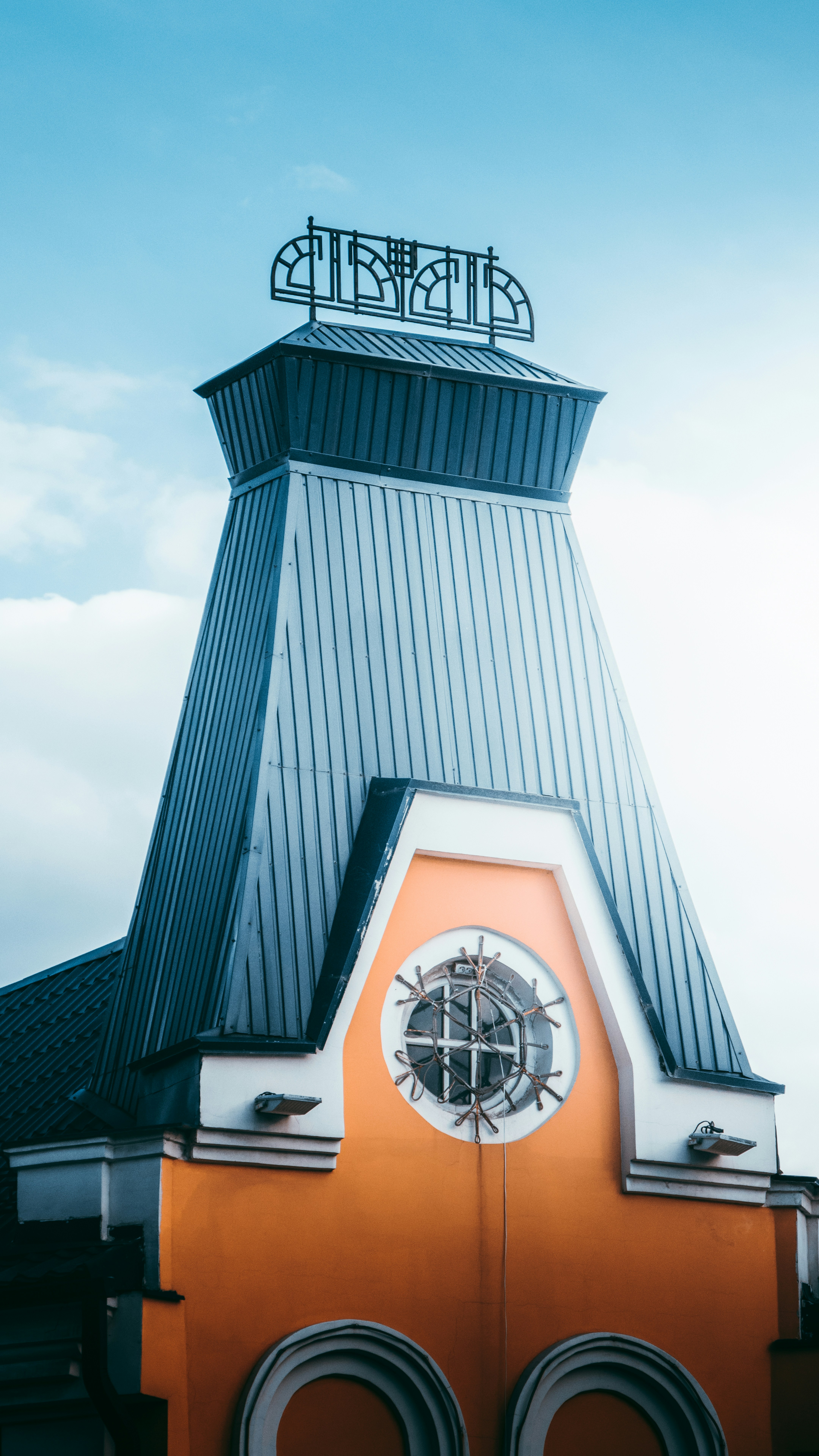 une horloge au sommet d’un bâtiment avec un fond de ciel