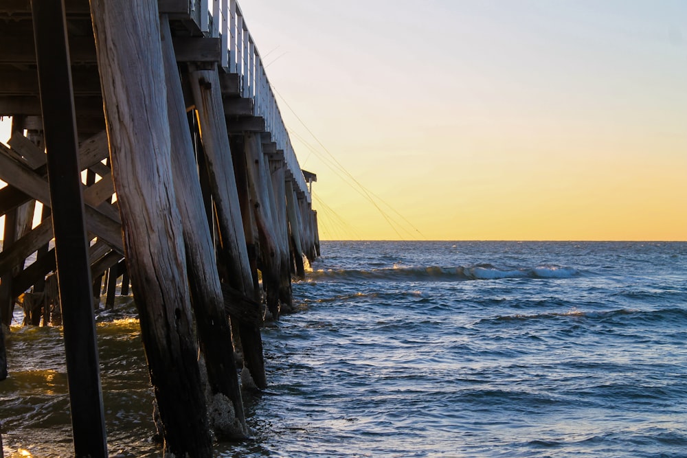 un muelle de madera sentado encima de un cuerpo de agua