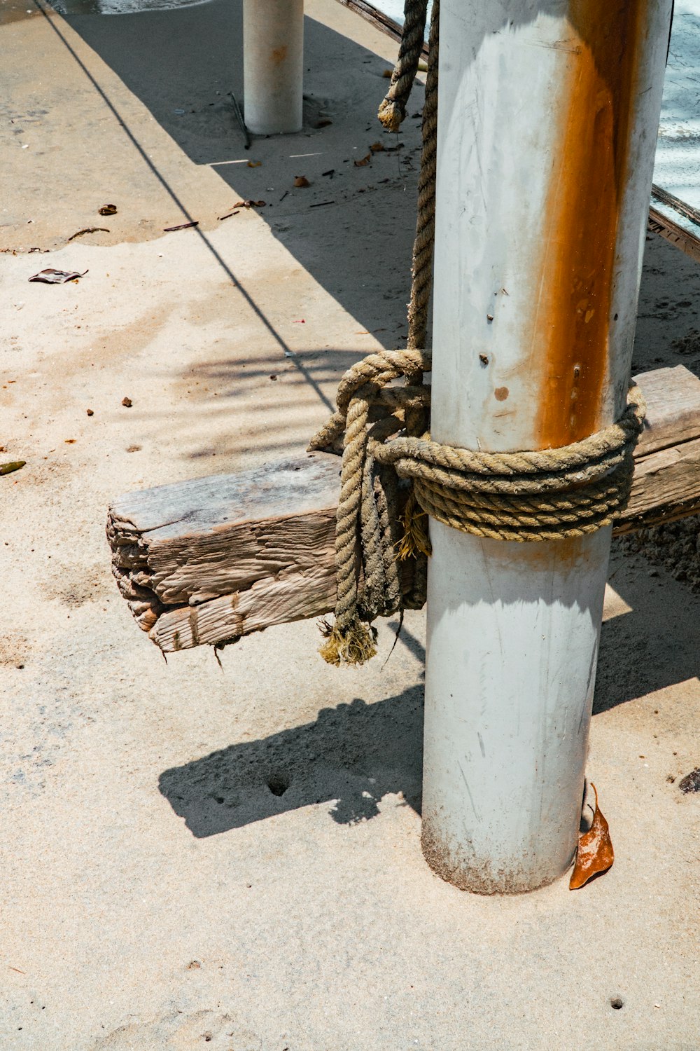 a close up of a rope tied to a pole