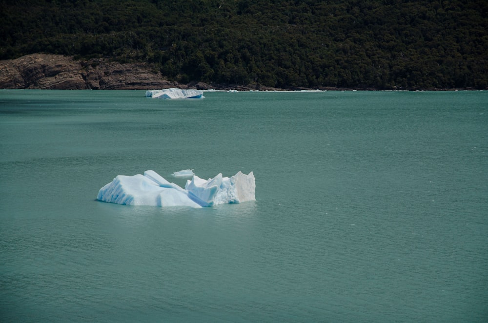 Un gran iceberg flotando en medio de un lago