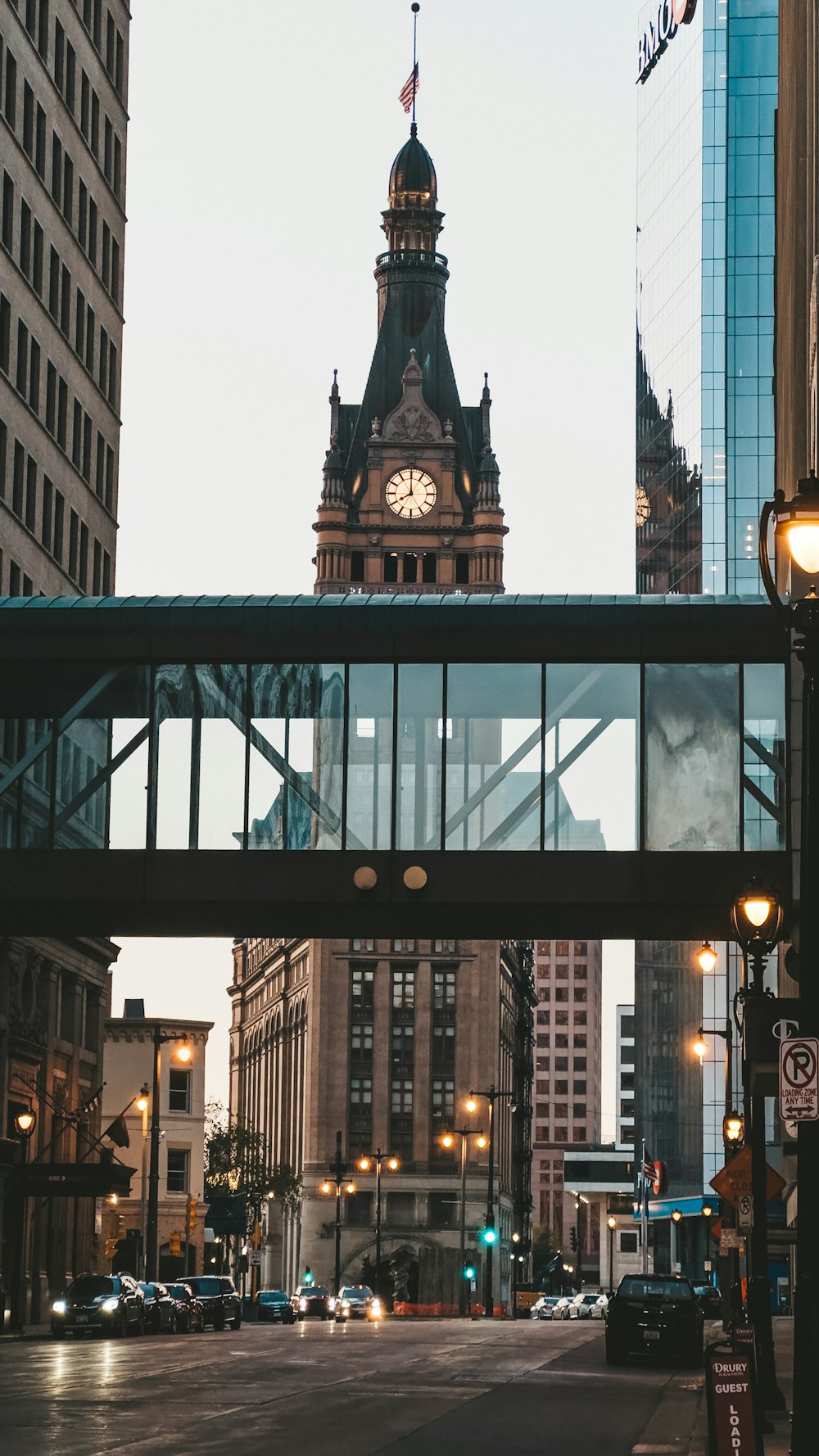 Una torre del reloj que se eleva sobre una calle de la ciudad