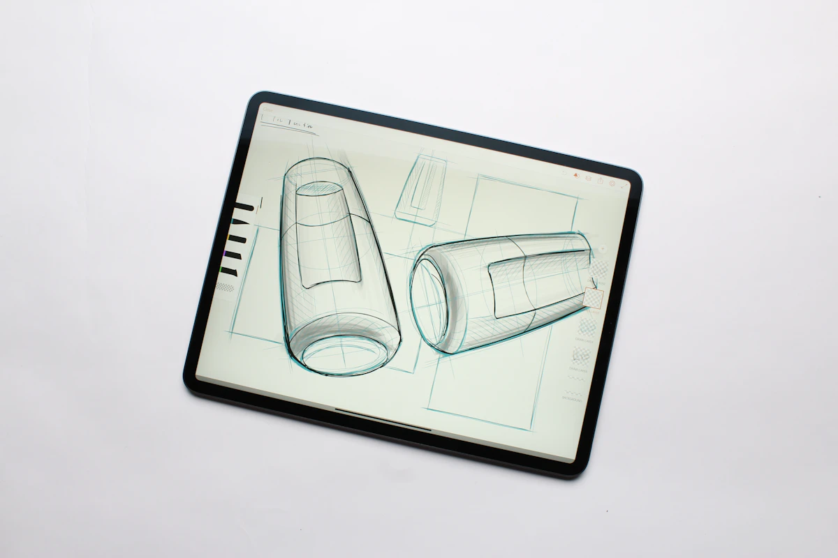 Sketsa desain produk di atas meja