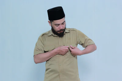Person adjusting a Retrocombat t-shirt sleeve, emphasizing comfort and fit.