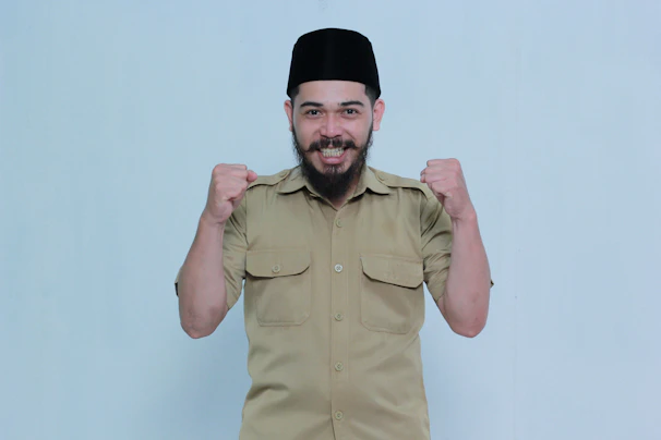 A man with a well-groomed beard smiling confidently after using the beard wash.