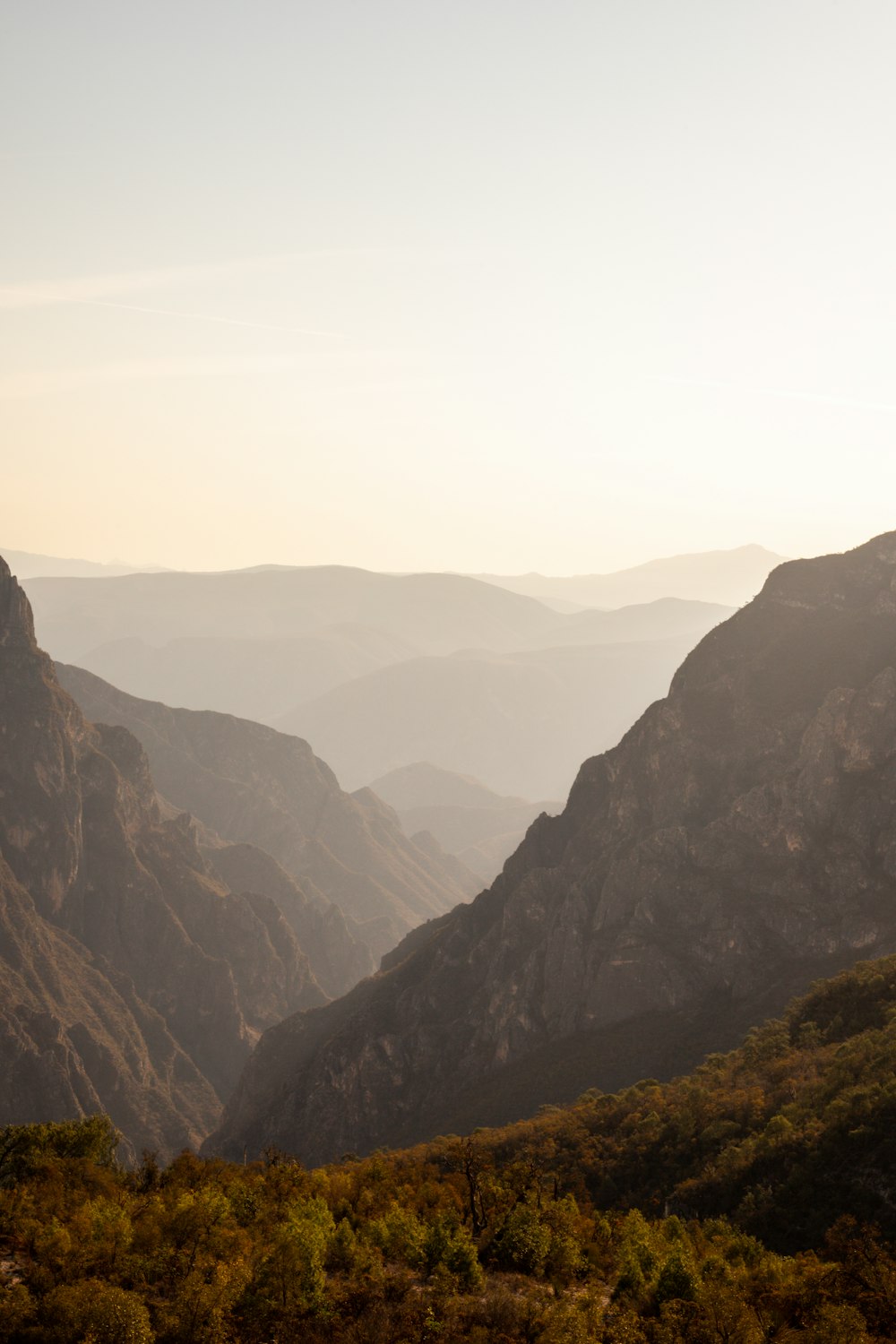 una vista de una cordillera en la distancia