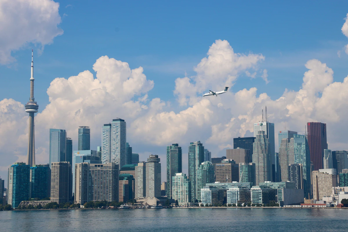 Vista de Toronto con avión sobrevolando el skyline