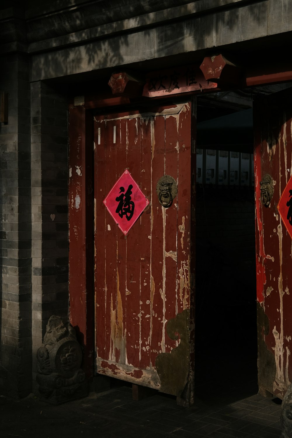 漢字が描かれた2つの赤いドア