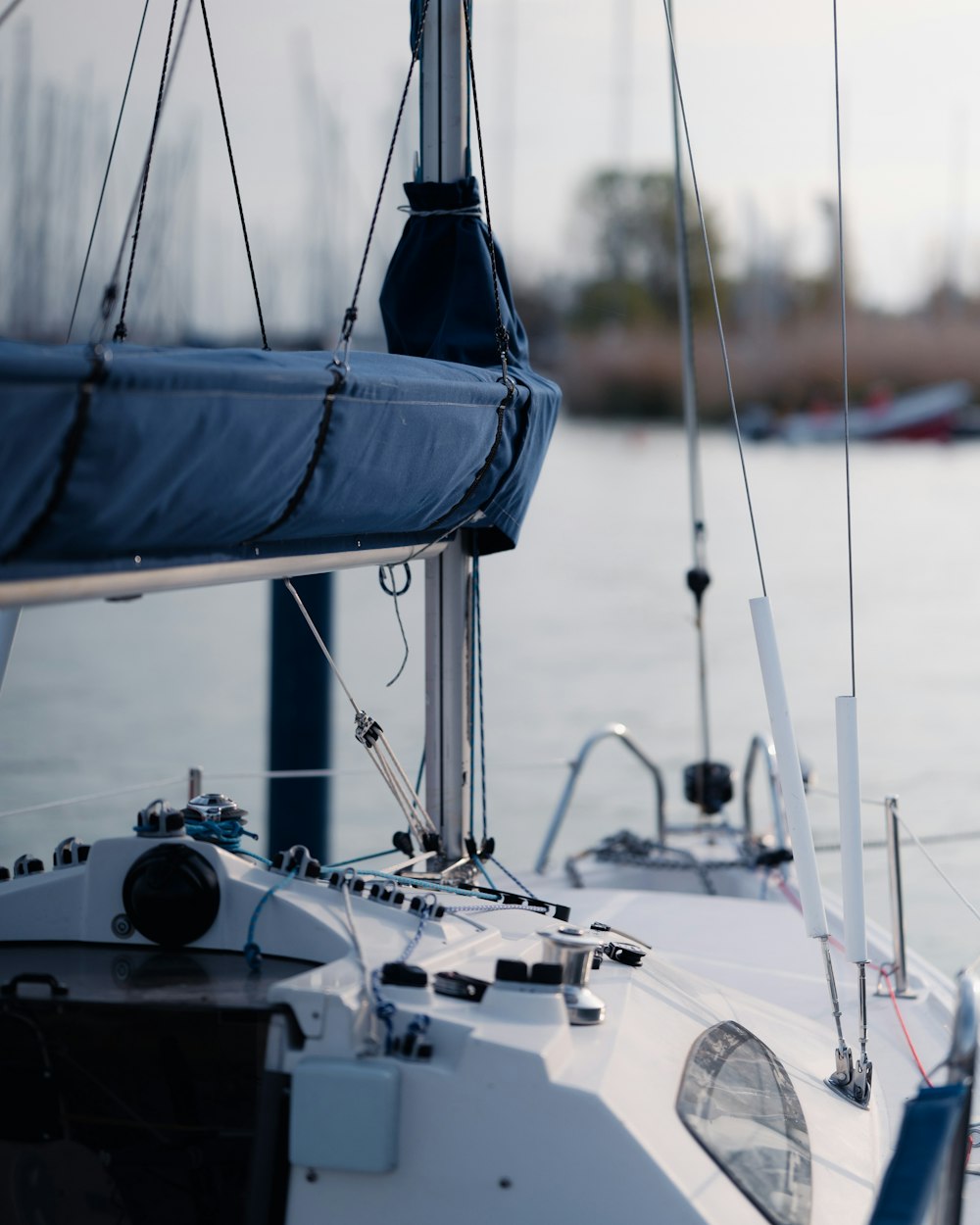 the front of a sailboat in the water