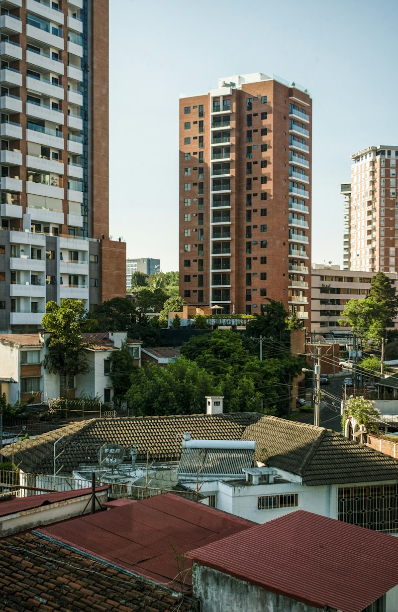 Edifício residencial entre casas de telhado colonial na Cidade Salvador, Jacareí