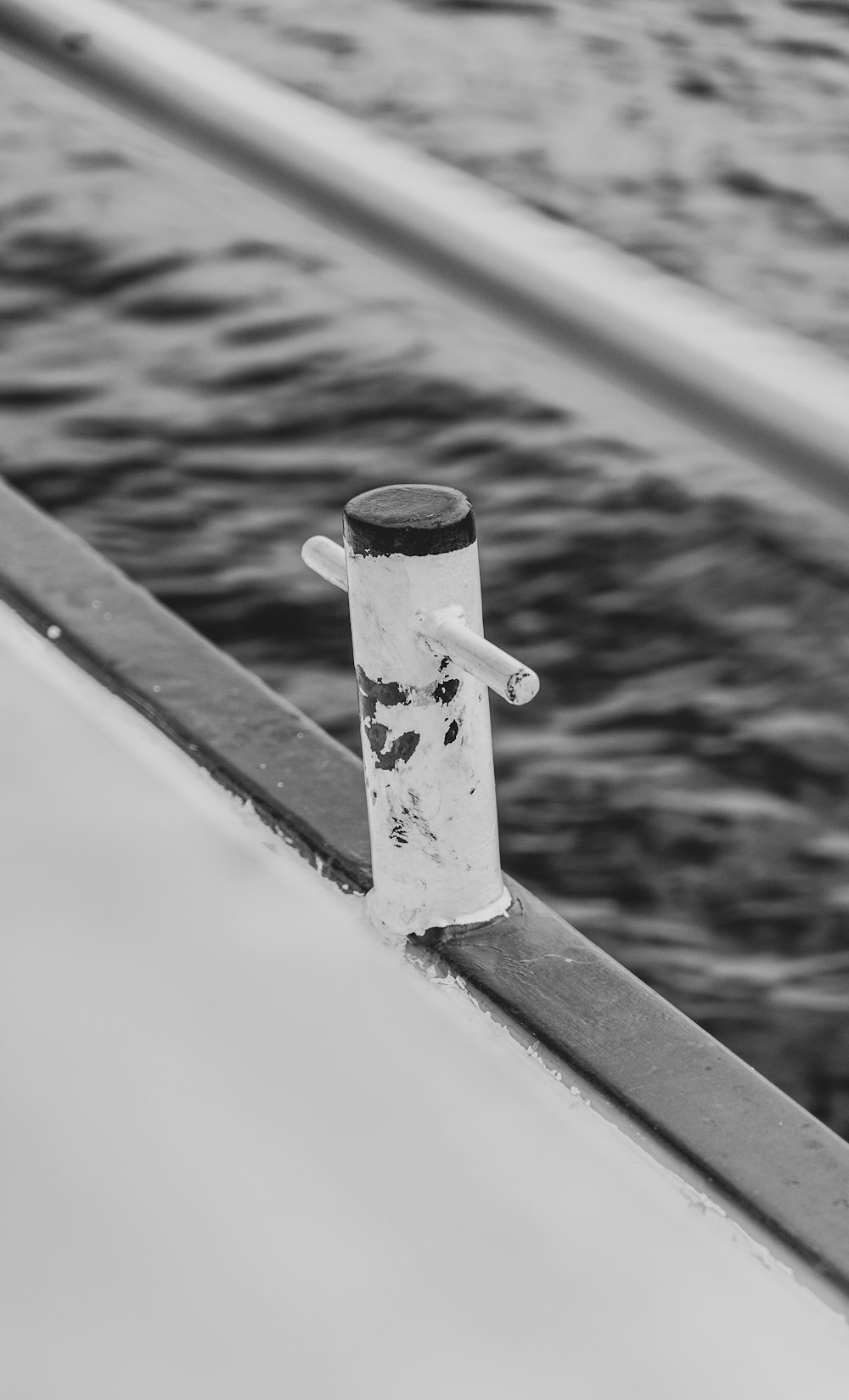 ein Rohr, das aus der Seite eines Bootes herausragt
