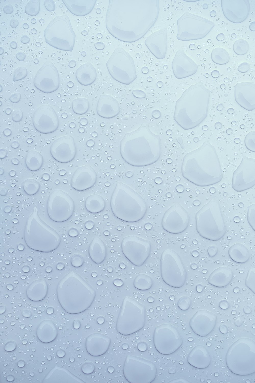 gotas de água em uma superfície branca