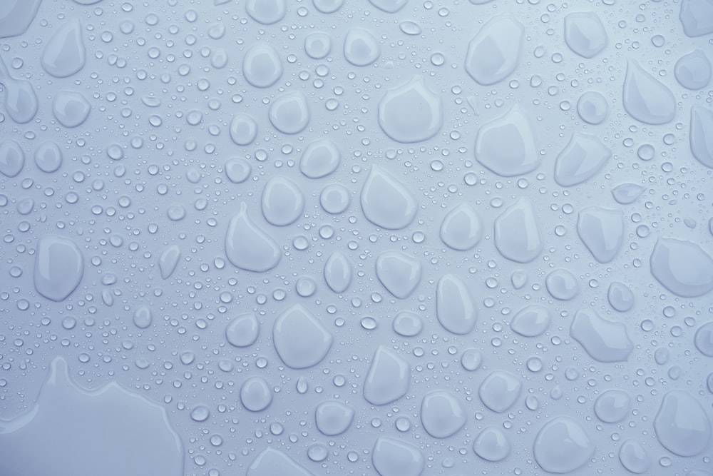 gotas de agua sobre una superficie blanca
