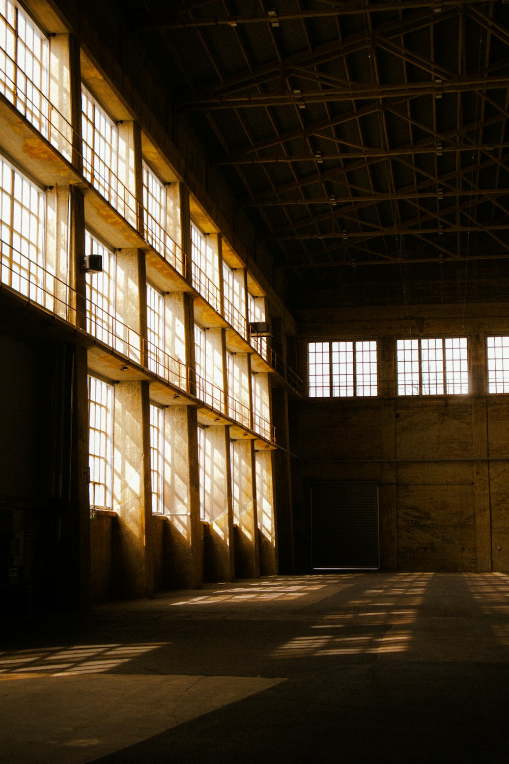 a large building with lots of windows in it