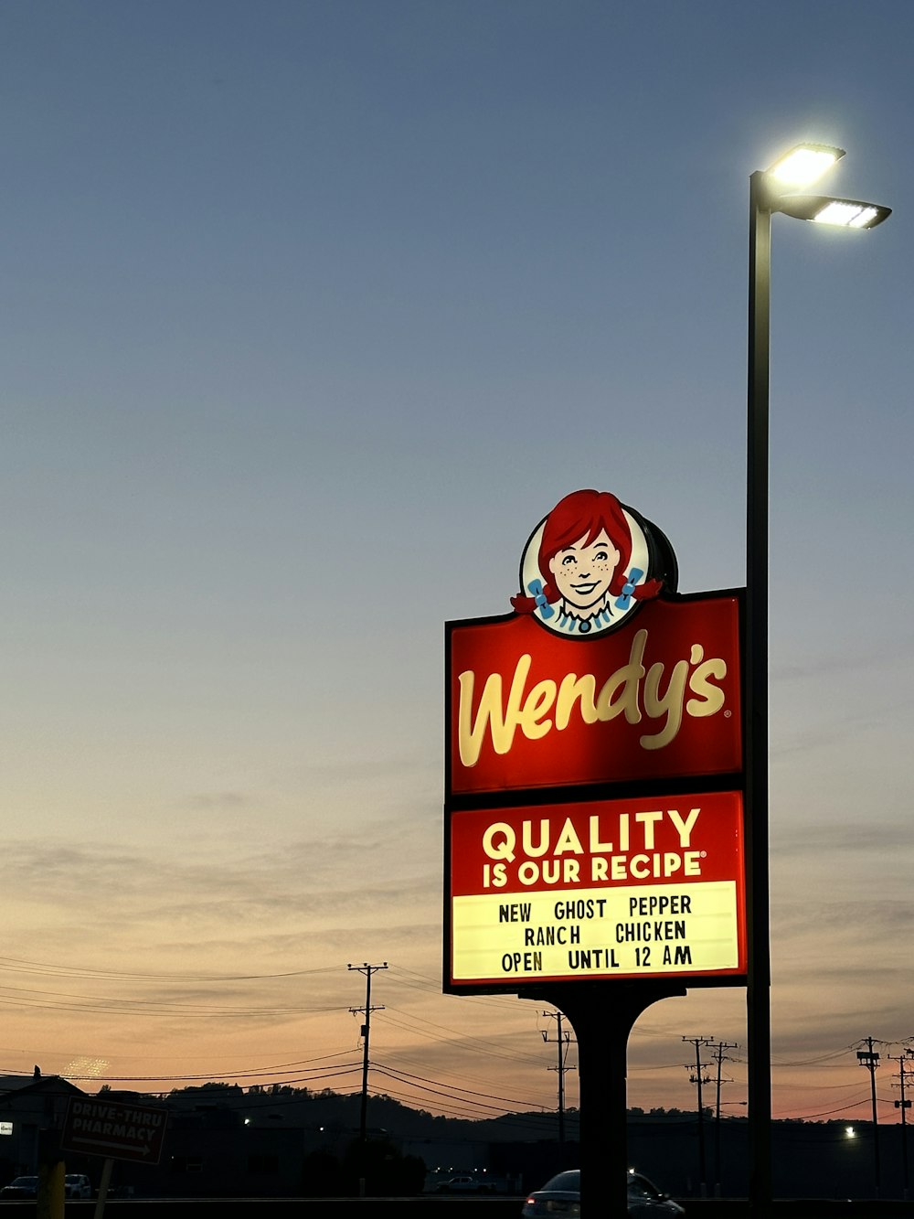 Uma placa para o restaurante Wendy's em um estacionamento