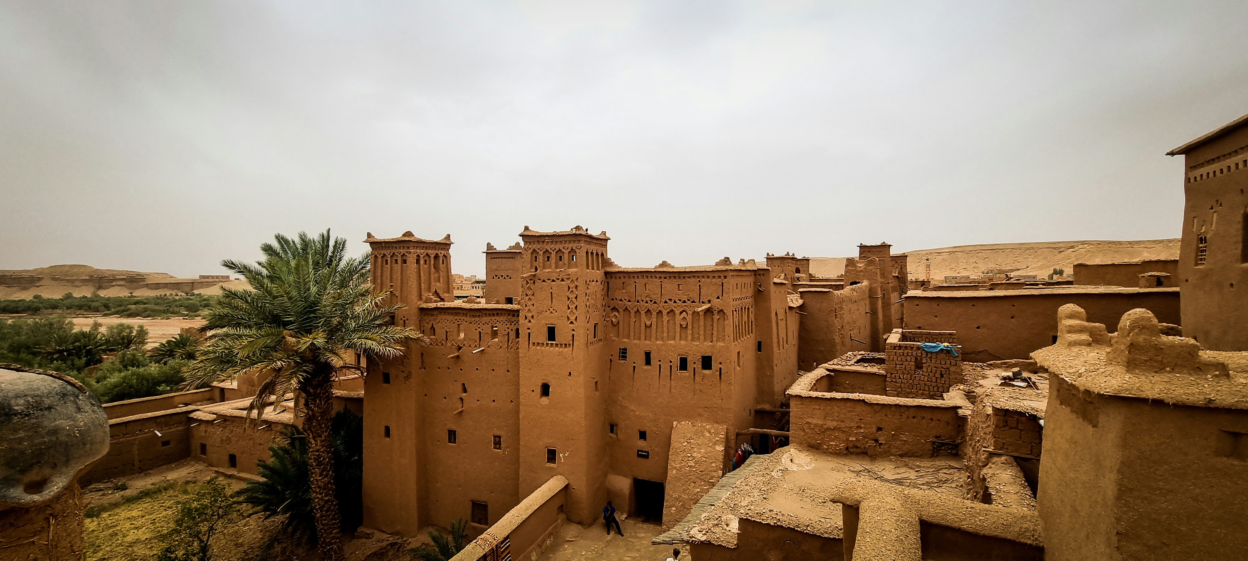 Kasbah en pisé ocre dans les gorges de l'Anti-Atlas marocain entourée de palmiers