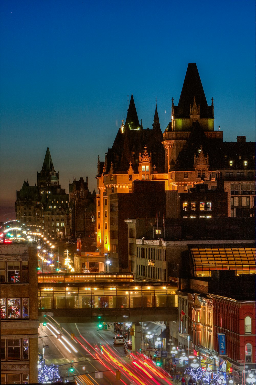 Eine Stadt mit vielen hohen Gebäuden in der Nacht