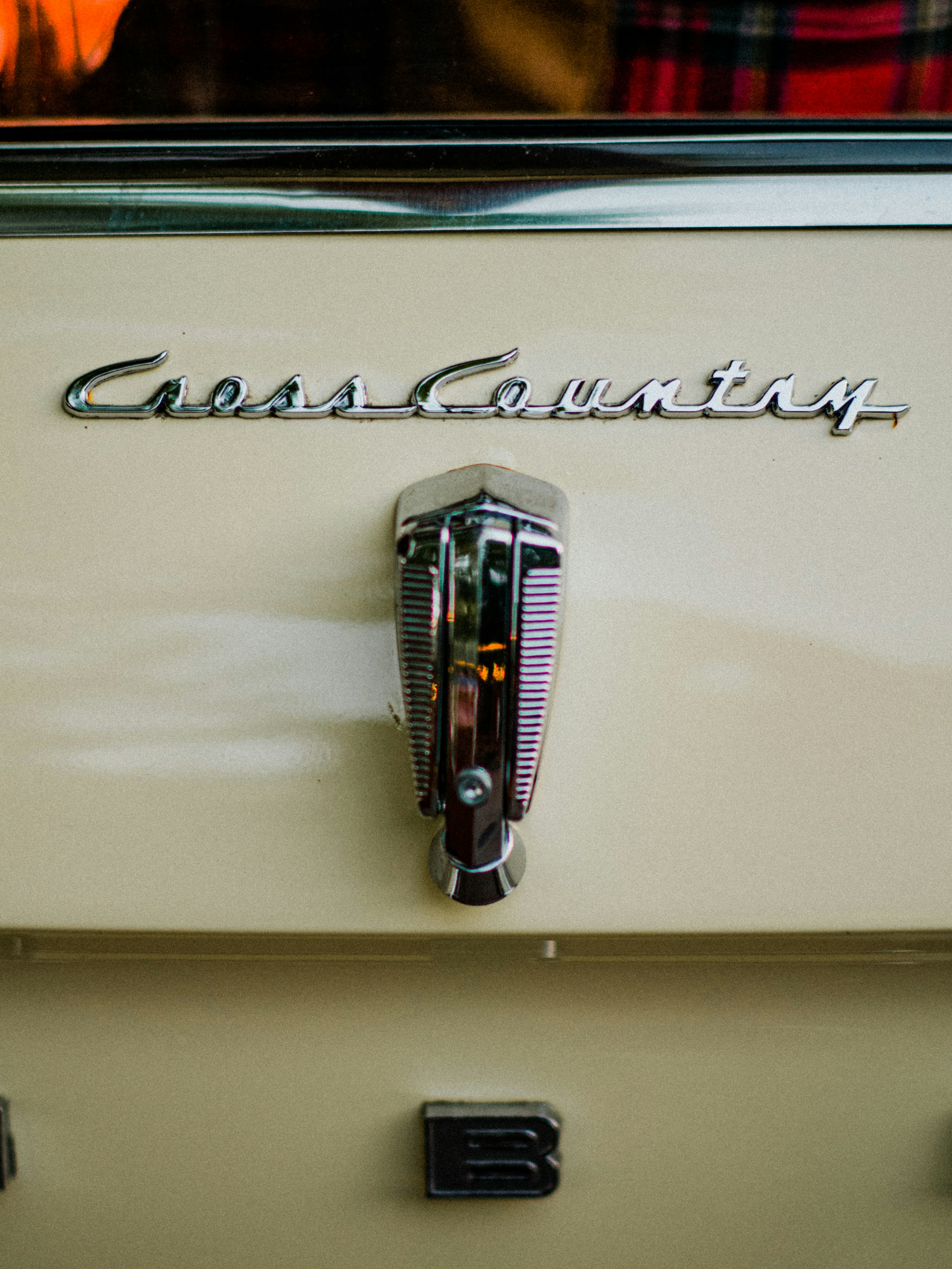 um close up do emblema em um carro