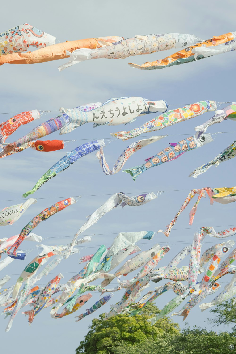 a bunch of kites flying in the sky