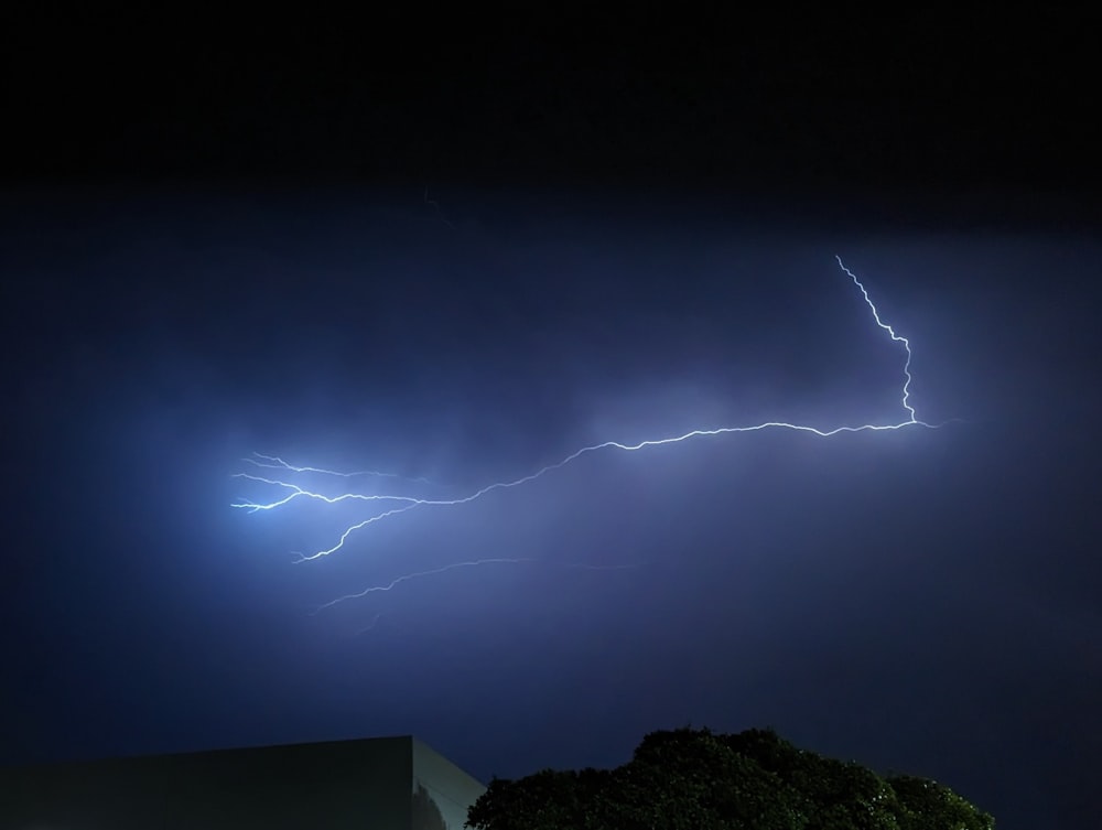 Un éclair frappant un bâtiment la nuit