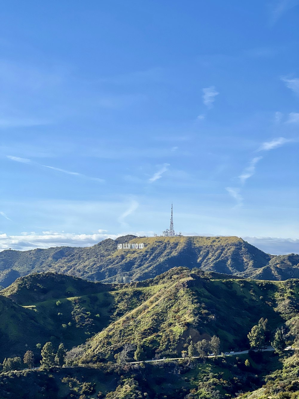 uma vista panorâmica de uma montanha com uma torre de rádio ao longe