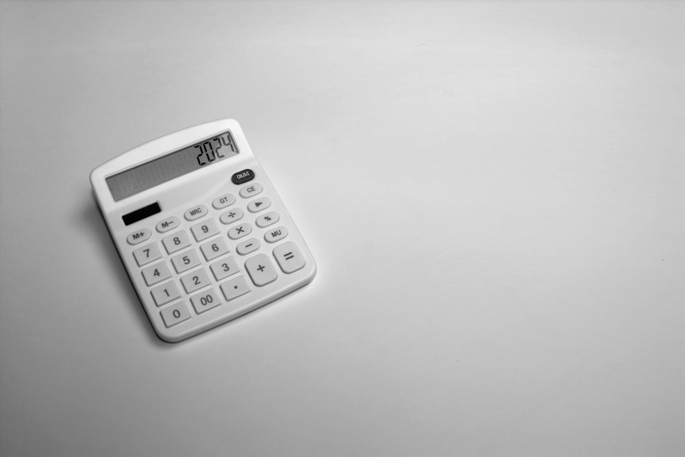 une calculatrice blanche posée sur une table