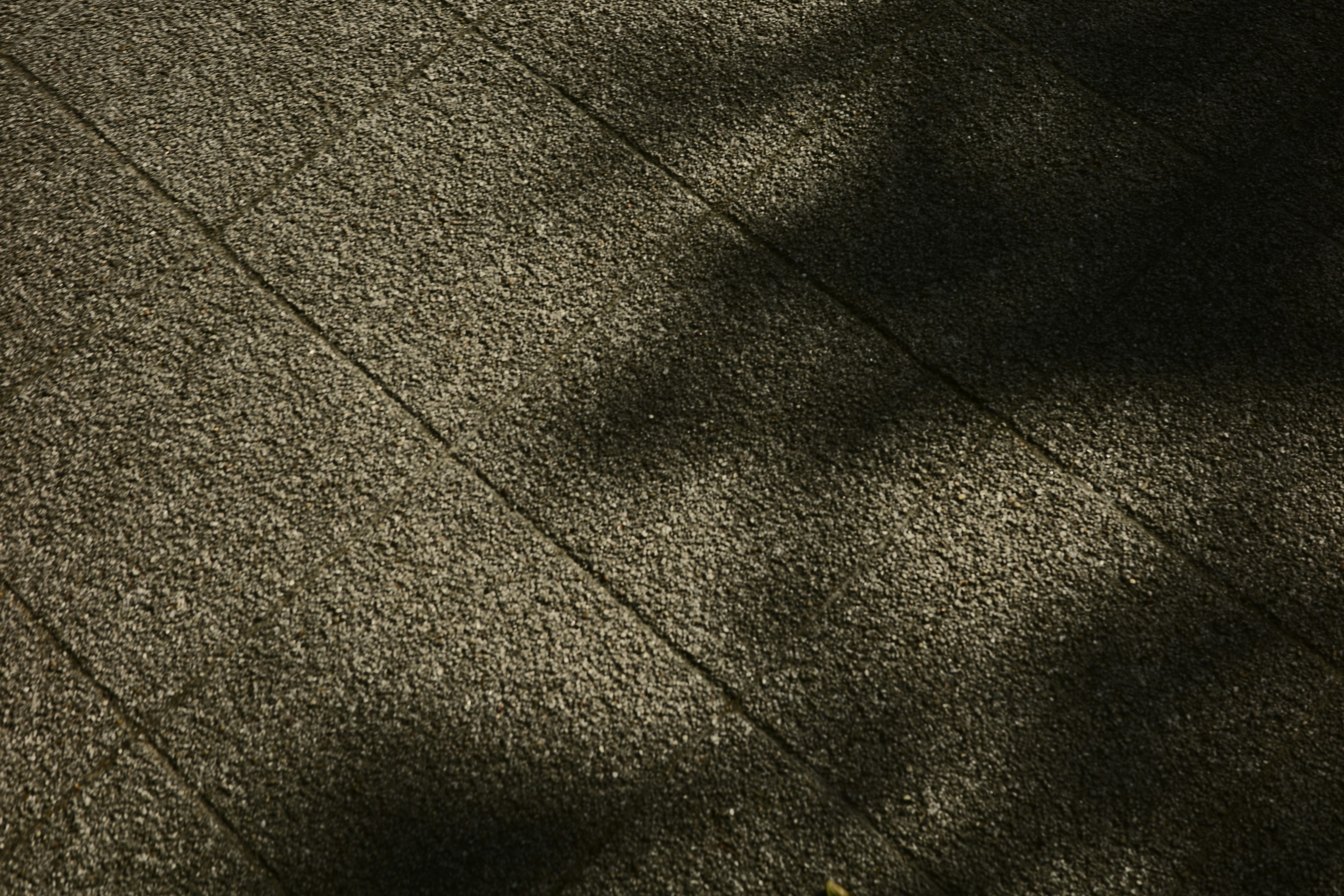 スケートボードに乗る人の影