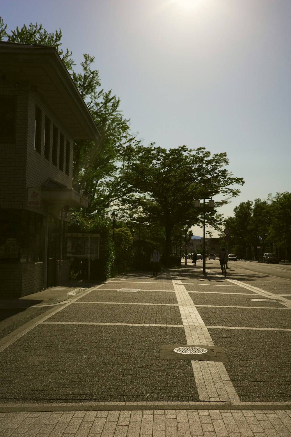 the sun shines brightly over the empty street
