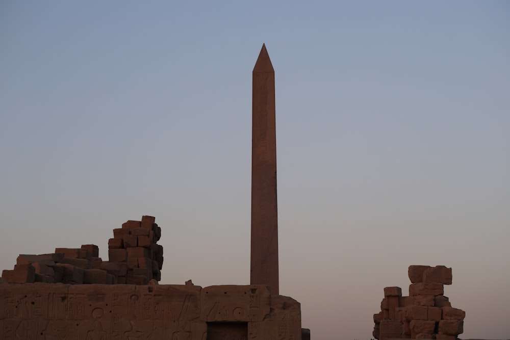 Un alto obelisco en medio de un desierto