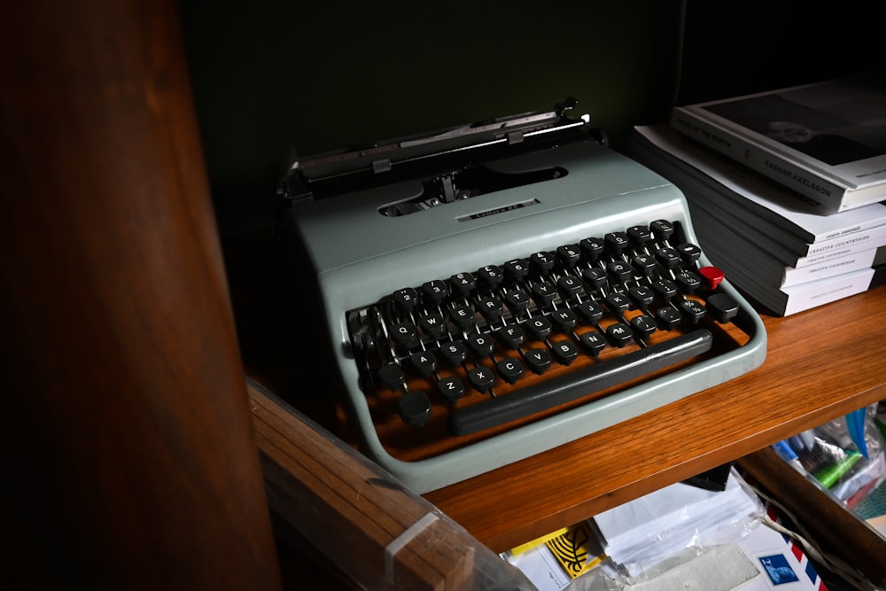 uma máquina de escrever à moda antiga sentada em cima de uma mesa de madeira