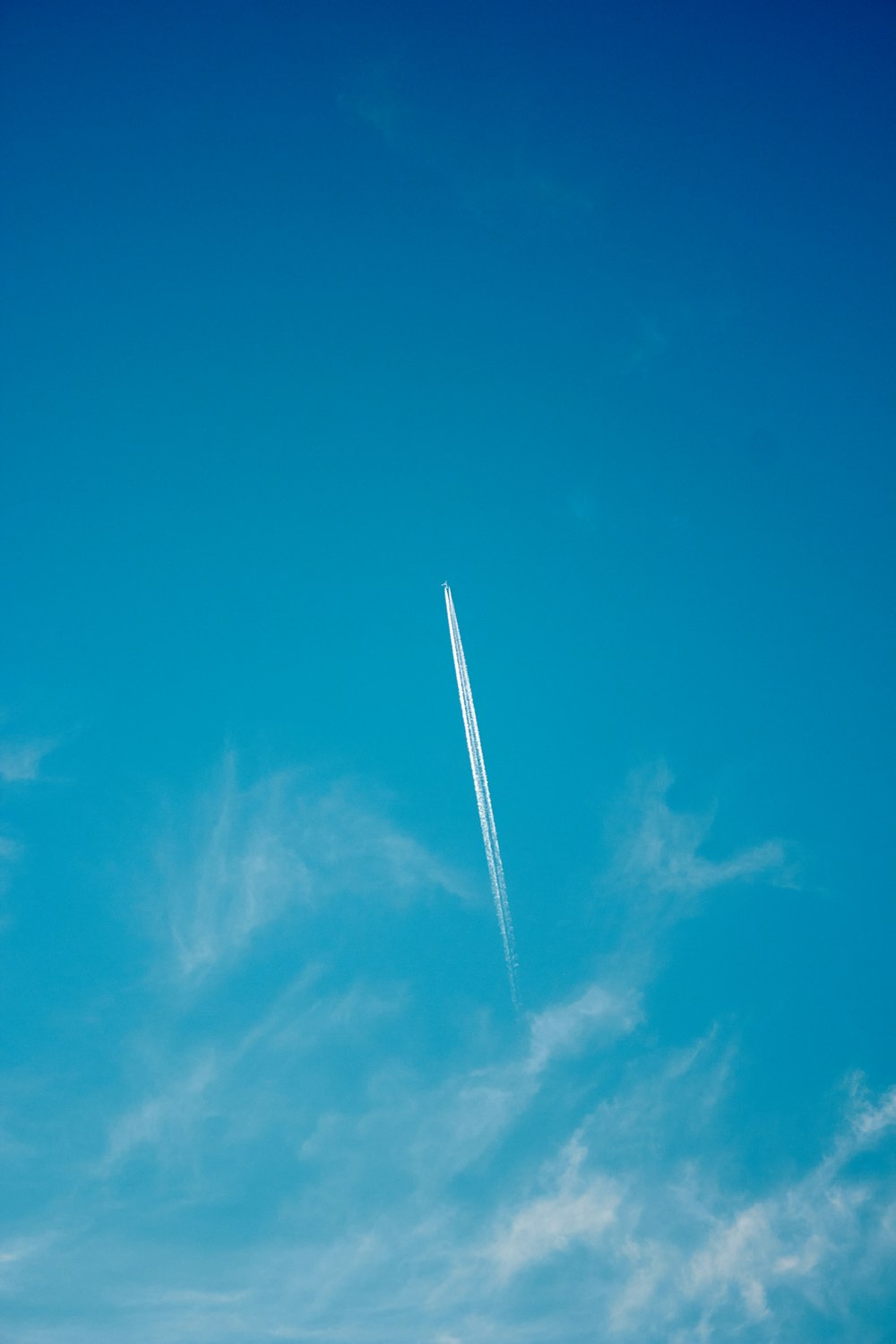 Ein Flugzeug fliegt hoch am Himmel