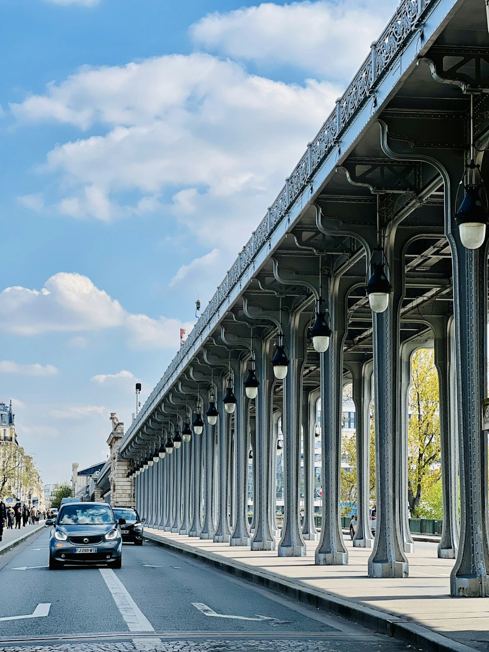 une voiture roulant dans une rue à côté d’un grand immeuble