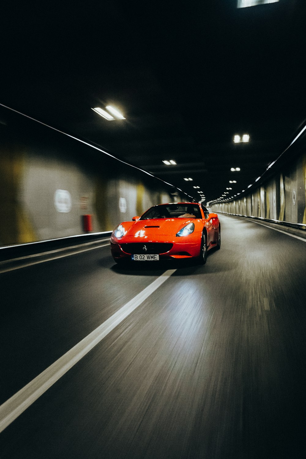 Ein roter Sportwagen fährt durch einen Tunnel