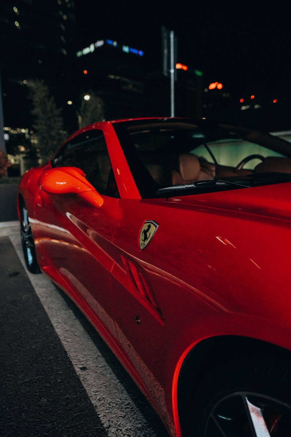 Un'auto sportiva rossa parcheggiata sul ciglio della strada