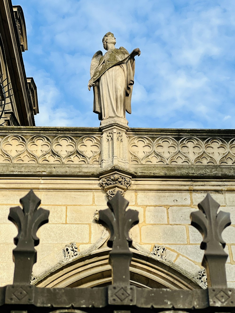 Une statue d’un ange au sommet d’un bâtiment