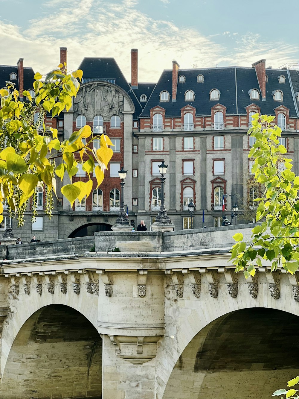 eine Brücke über einen Fluss mit einem Gebäude im Hintergrund