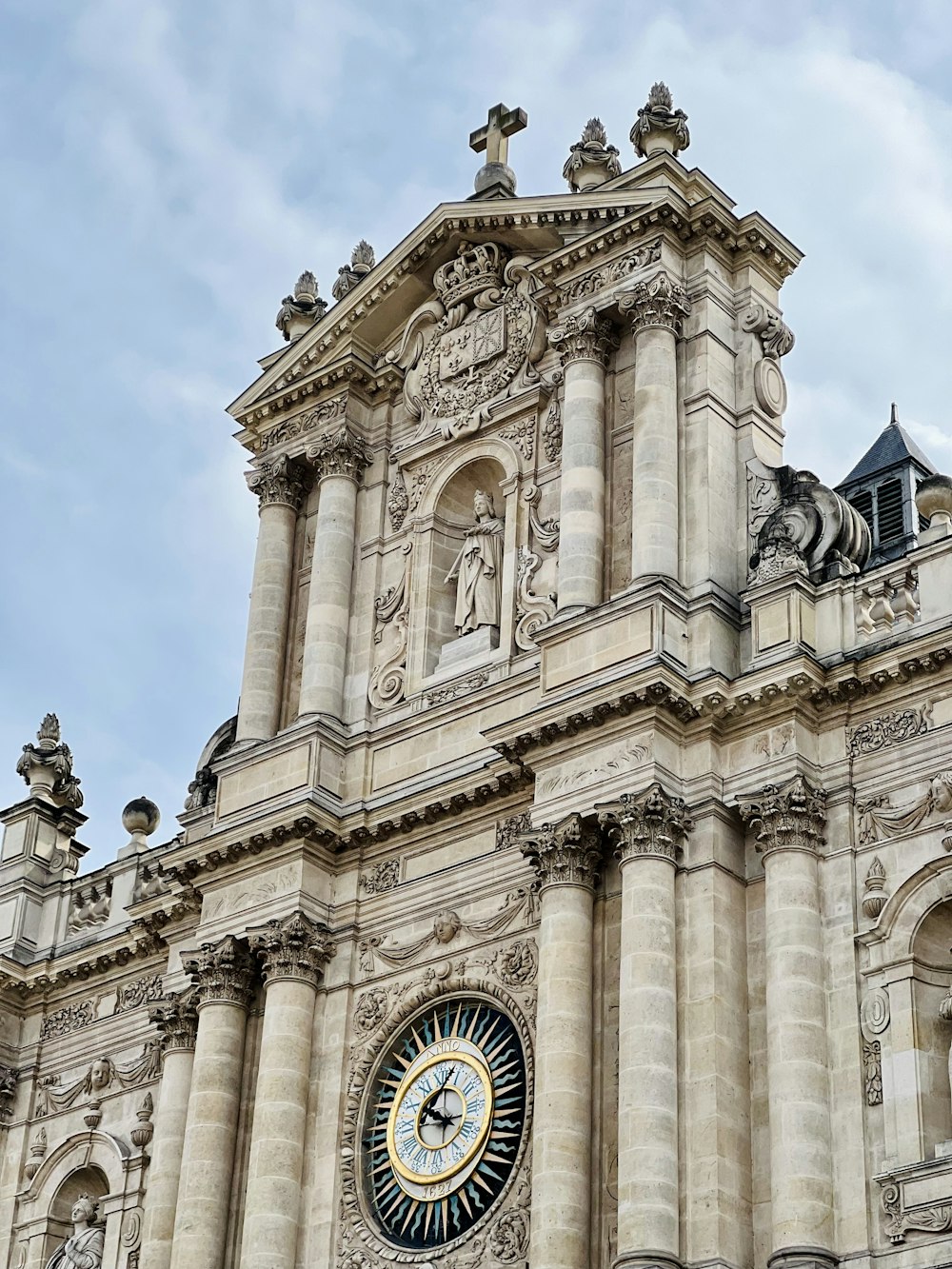 um grande edifício com um relógio na frente dele