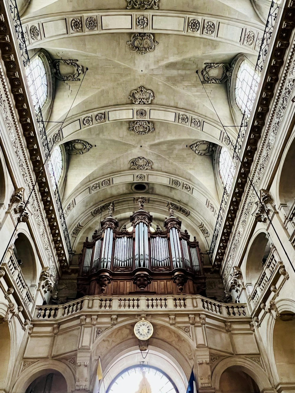 uma grande catedral com um relógio no teto