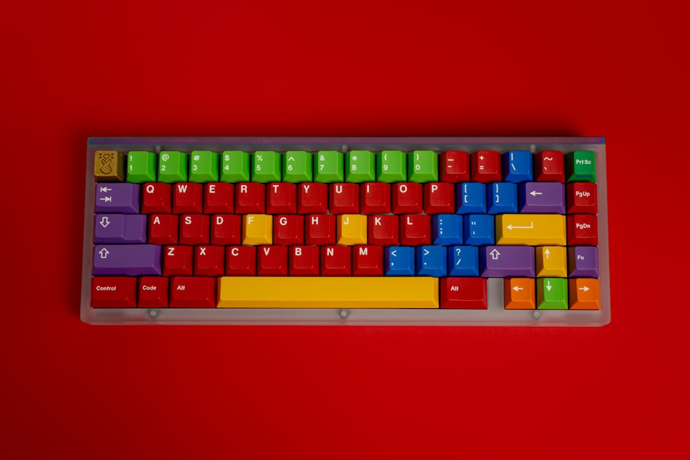 Un teclado colorido sobre un fondo rojo