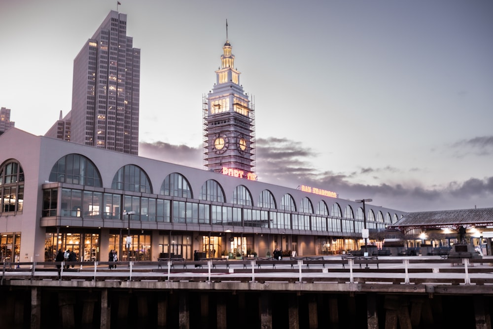 Un grande edificio con una torre dell'orologio sullo sfondo