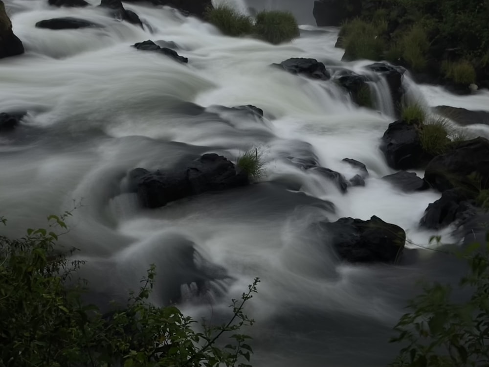 a river that has some rocks in it