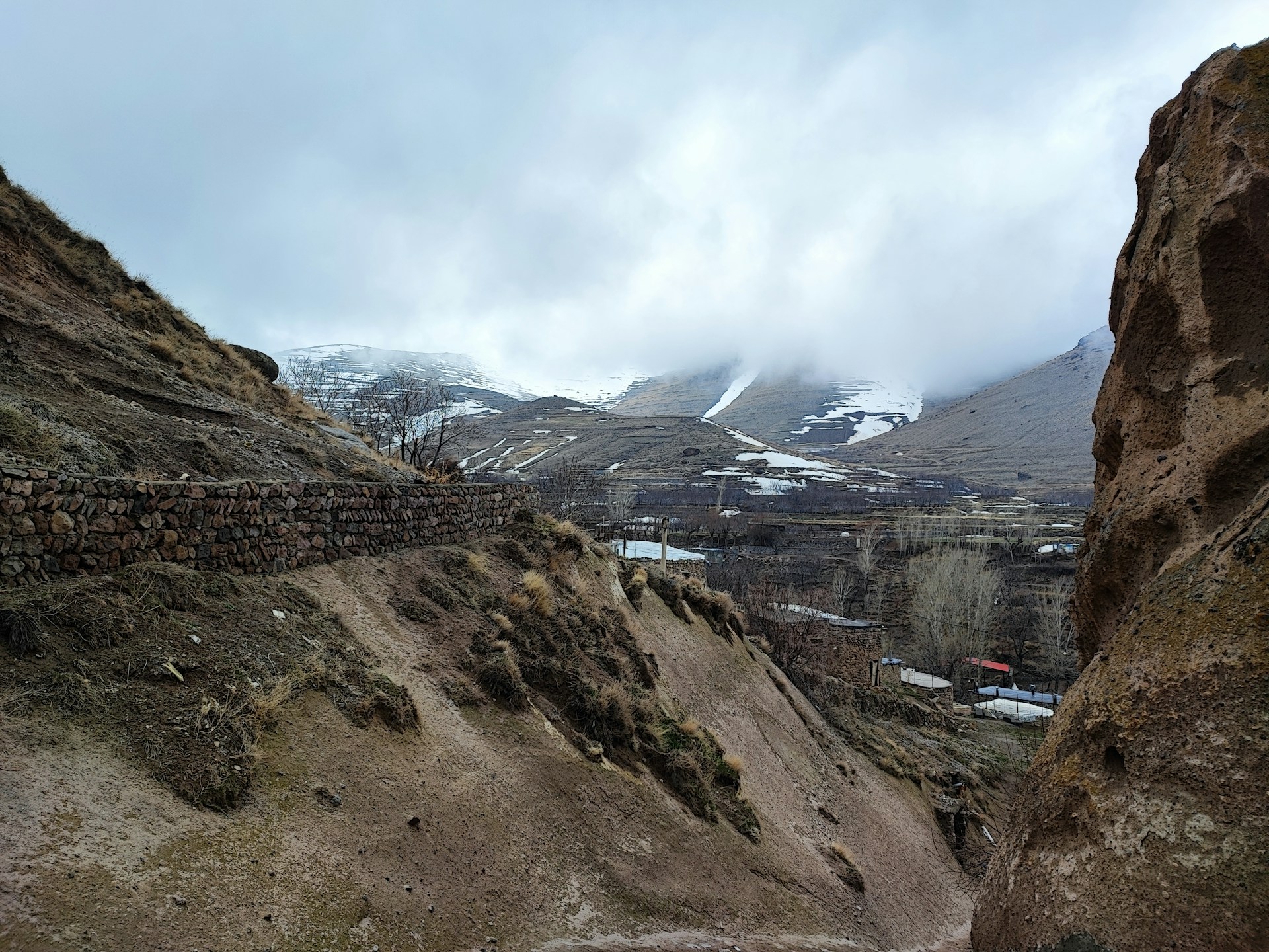 gray computer monitor