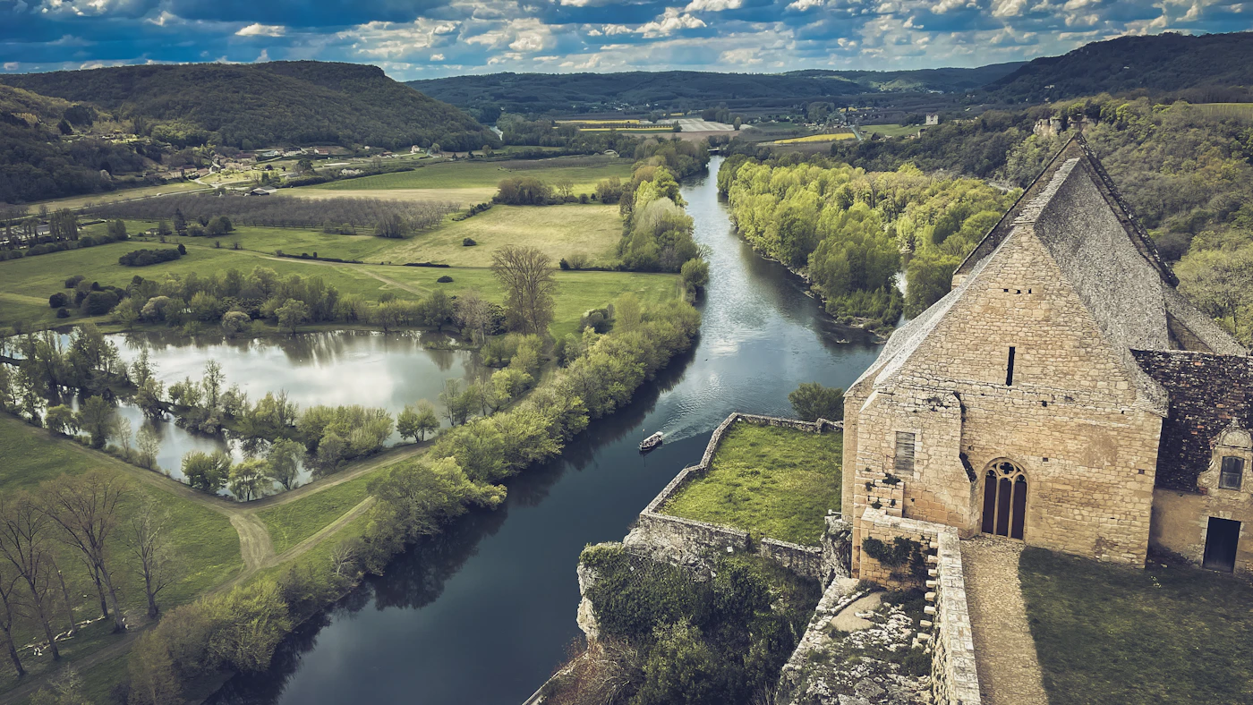 Rivière serpentant dans une campagne verdoyante