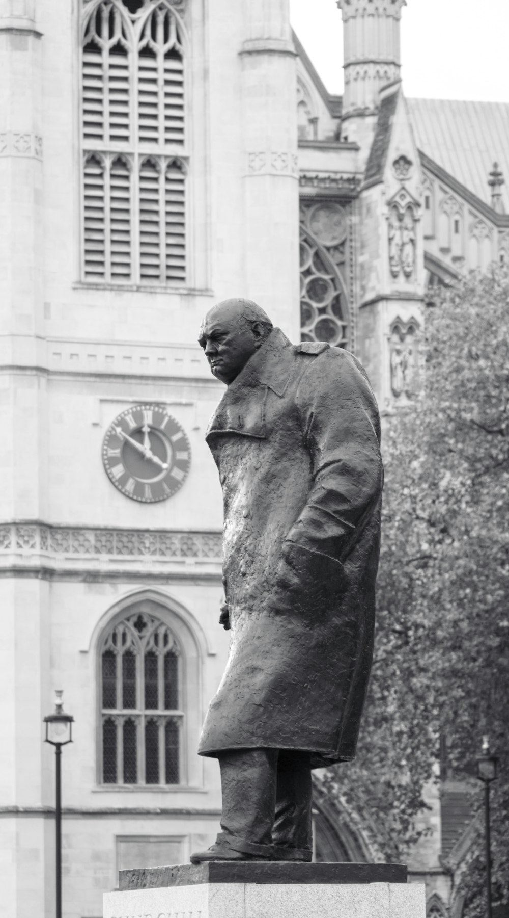 Une photo en noir et blanc d’une statue d’homme