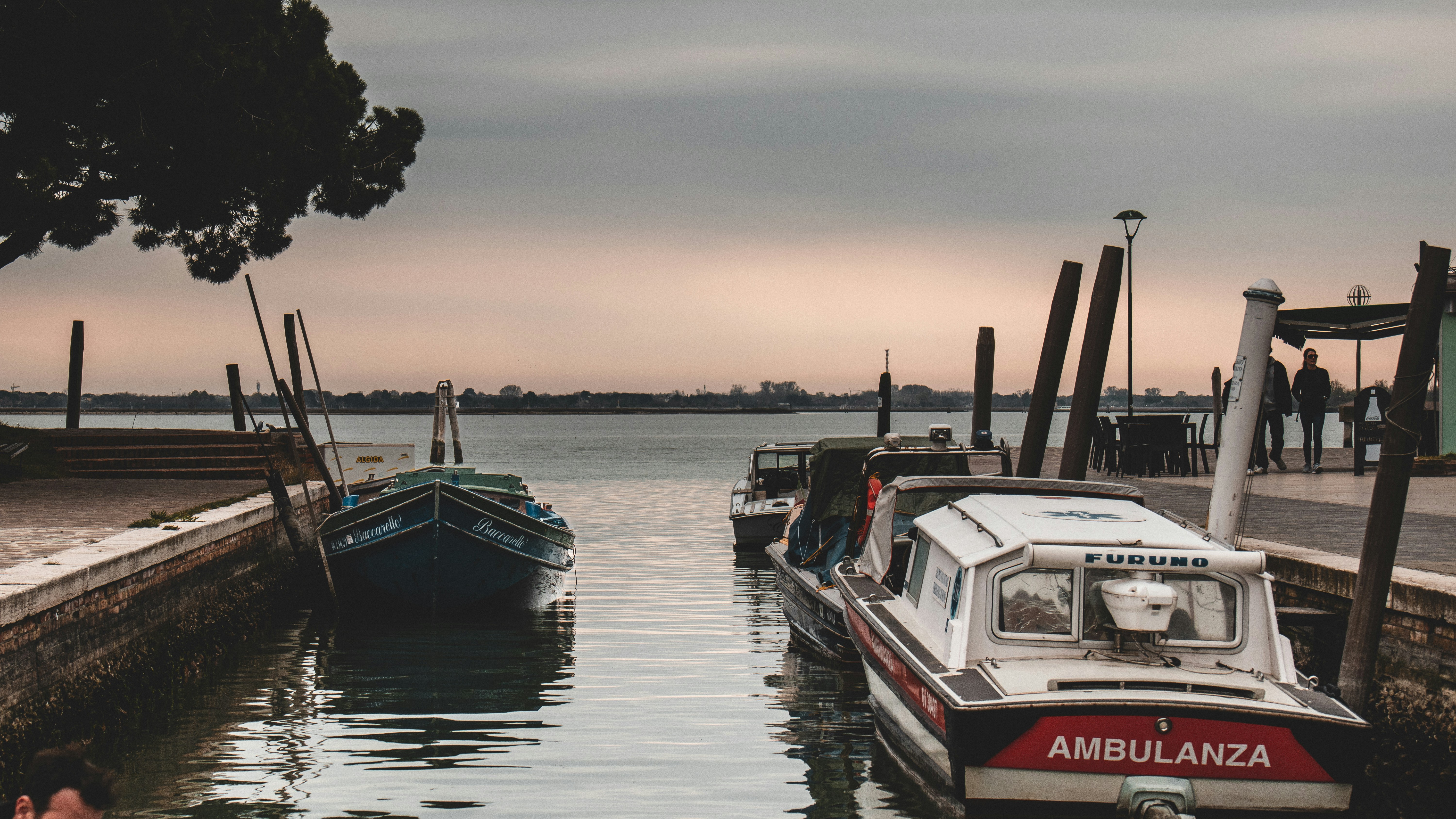 a couple of boats that are sitting in the water, 