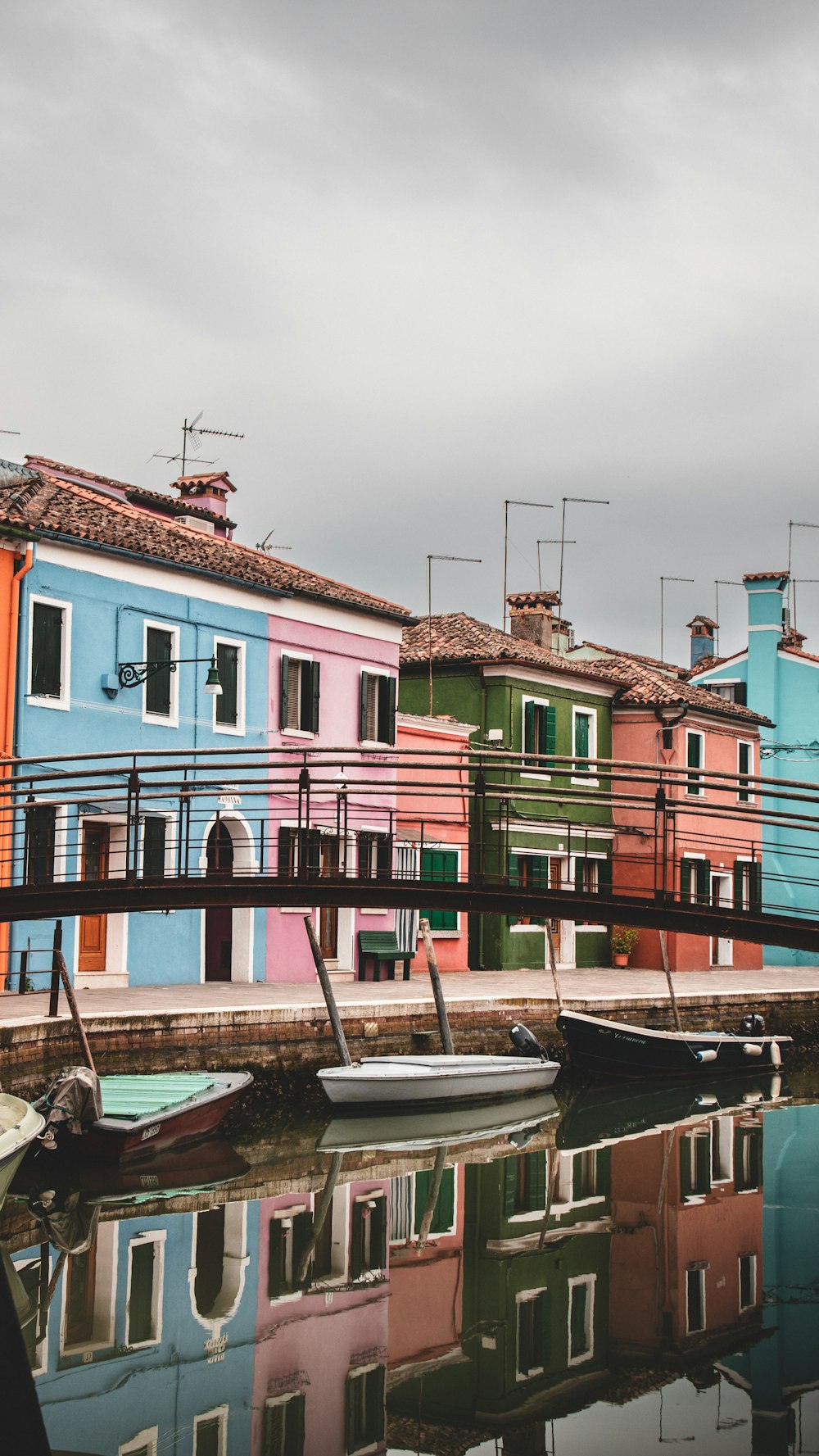 uma fileira de casas coloridas ao lado de um corpo de água