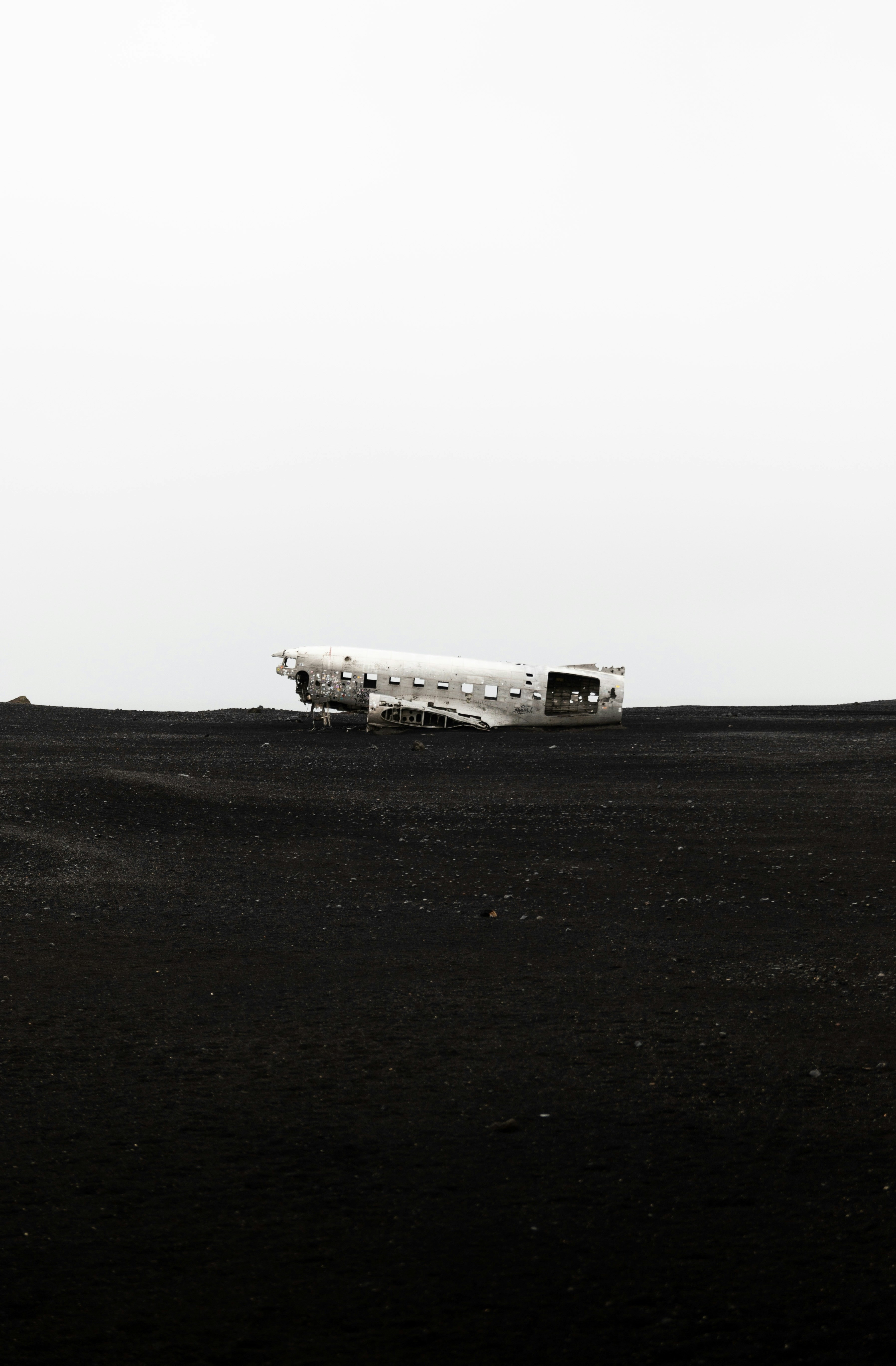 Un avión sentado encima de un campo negro
